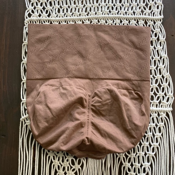 Hot Bottoms high rise contouring shape wear - Picture 2 of 3